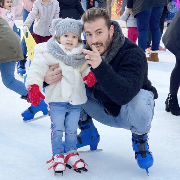 Maxime Parisi avec sa fille Luna à la patinoire, le 7 janvier 2020