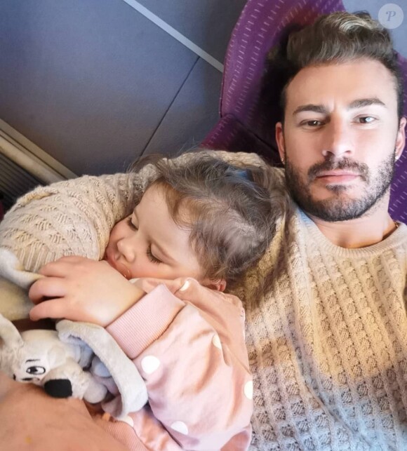 Maxime Parisi avec Luna dans un train, le 1er janvier 2020