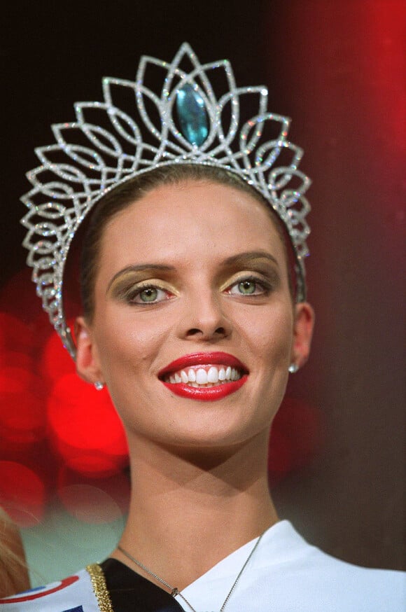 Sylvie Tellier - Election de Miss France 2002, à Mulhouse. Le 9 décembre 2001.