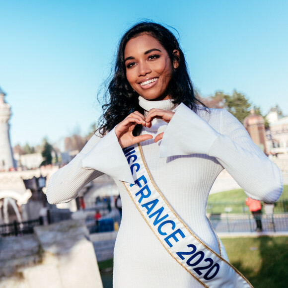 Clémence Botino réalise son premier déplacement en tant que Miss France 2020 à Disneyland Paris - © SIPA PRESS / Benjamin Decoin