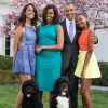 Le président américain Barack Obama, sa femme Michelle Obama et leurs filles Malia et Sasha posent en famille avec leurs chiens Bo et Sunny dans le jardin Rose de la Maison Blanche le dimanche de Pâques, à Washington, le 5 avril 2015.