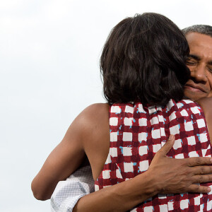 Le president Barack Obama enlace sa femme Michelle a Davenport le 15 Aout 2012.