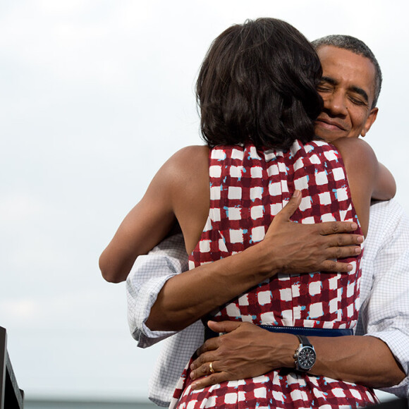 Le president Barack Obama enlace sa femme Michelle a Davenport le 15 Aout 2012.