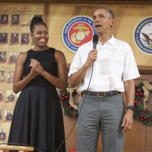 Barack et Michelle Obama ont passé une partie du 25 décembre dernier avec des soldats dans une base de Hawaii le 25 décembre 2015.