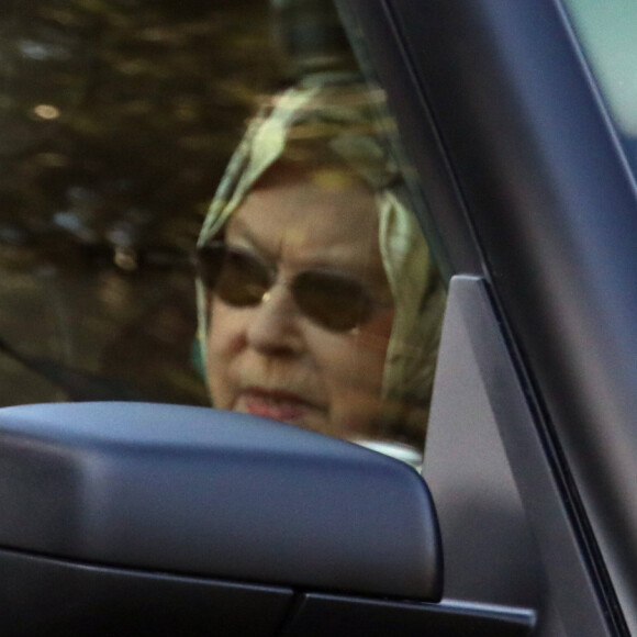 La reine Elizabeth II d'Angleterre au volant de son Range Rover à Sandringham le 11 Janvier 2020.