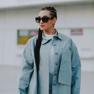 Camélia Jordana arrive à la Paris La Défense Arena pour assister au défilé Jacquemus, collection homme automne-hiver 2020-2021. Nanterre, le 18 janvier 2020.