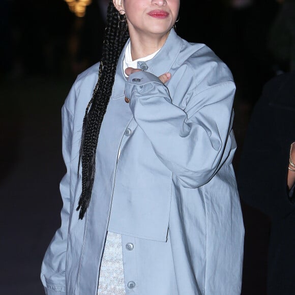 Camélia Jordana quitte la Paris La Défense Arena à l'issue du défilé Jacquemus, collection homme automne-hiver 2020-2021. Nanterre, le 18 janvier 2020.
