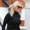 Pamela Anderson sort après une visite à son supposé compagnon Julian Assange de l'ambassade d'Equateur à Londres, le 30 mars 2017. P
