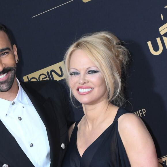 Adil Rami et sa compagne Pamela Anderson au photocall de la 28ème cérémonie des trophées UNFP (Union nationale des footballeurs professionnels) au Pavillon d'Armenonville à Paris, France, le 19 mai 2019. © Coadic Guirec/Bestimage