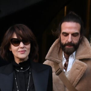 Monica Bellucci et John Nollet quittent le Grand Palais à l'issue du défilé Alexandre Vauthier. Paris, le 21 janvier 2020.