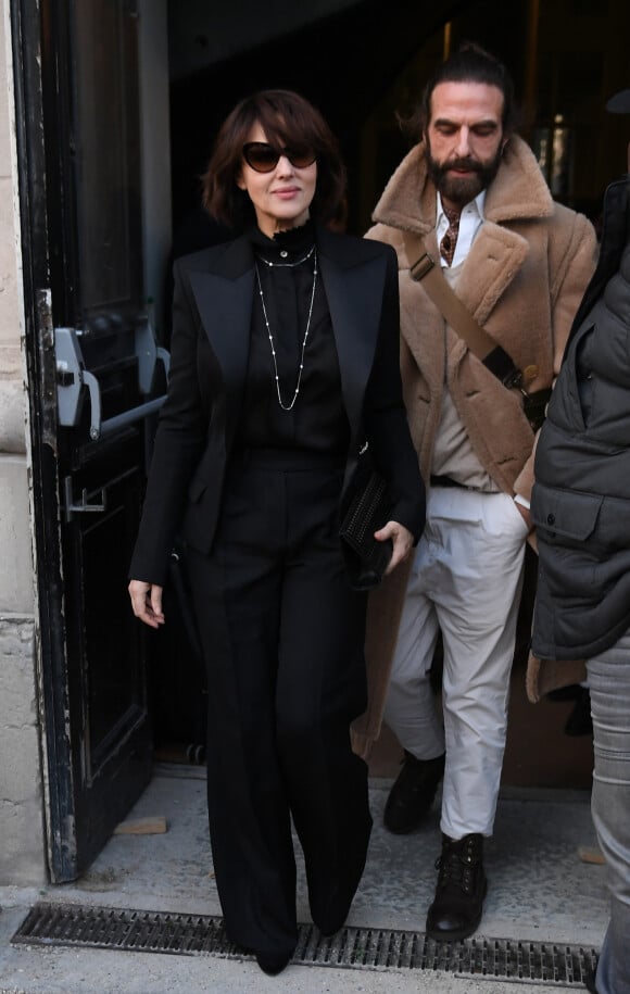 Monica Bellucci et John Nollet quittent le Grand Palais à l'issue du défilé Alexandre Vauthier. Paris, le 21 janvier 2020.