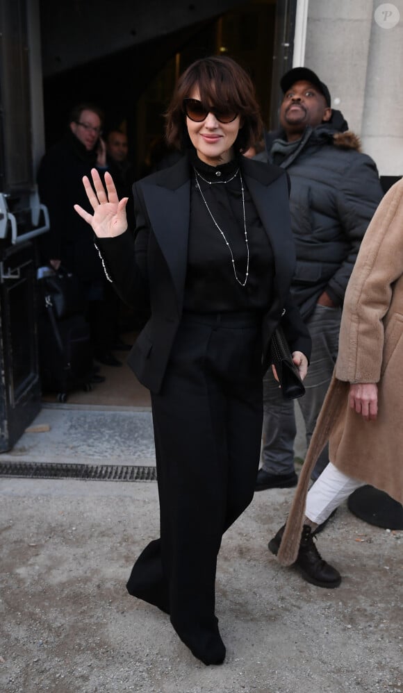 Monica Bellucci quitte le Grand Palais à l'issue du défilé Alexandre Vauthier. Paris, le 21 janvier 2020.