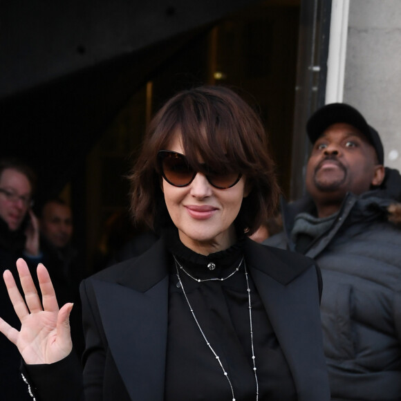 Monica Bellucci quitte le Grand Palais à l'issue du défilé Alexandre Vauthier. Paris, le 21 janvier 2020.