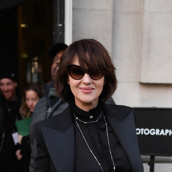 Monica Bellucci quitte le Grand Palais à l'issue du défilé Alexandre Vauthier. Paris, le 21 janvier 2020.