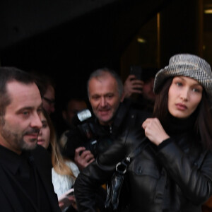 Bella Hadid quitte le Grand Palais à l'issue du défilé Alexandre Vauthier. Paris, le 21 janvier 2020.