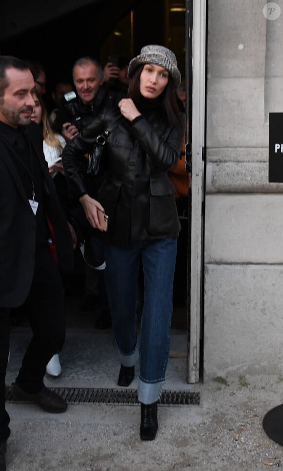 Bella Hadid quitte le Grand Palais à l'issue du défilé Alexandre Vauthier. Paris, le 21 janvier 2020.