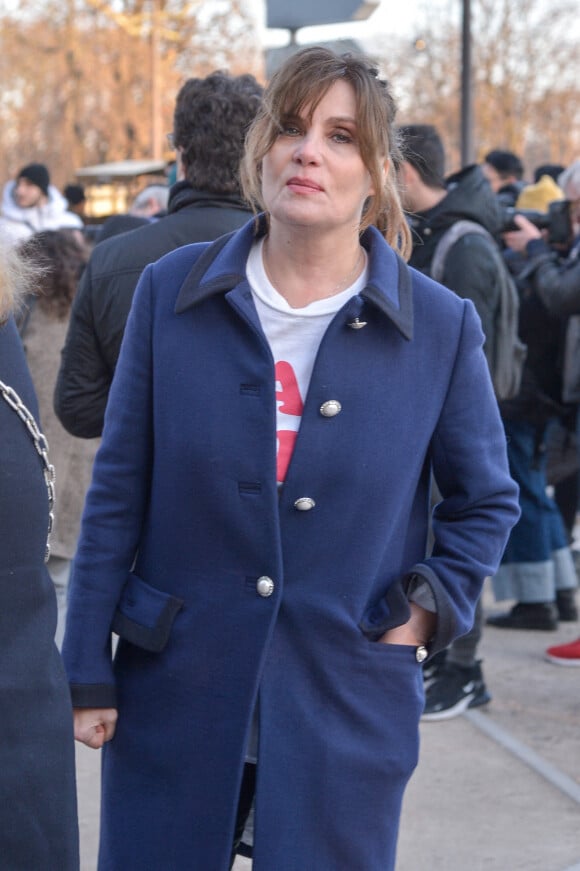 Emmanuelle Seigner arrive au Grand Palais pour assister au défilé Alexandre Vauthier. Paris, le 21 janvier 2020.
