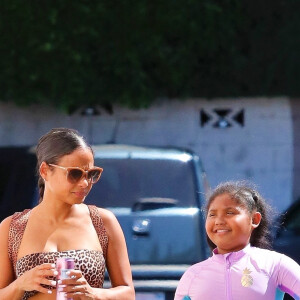 Exclusif - Christina Milian enceinte arrive avec sa fille Violet au Beignet Box Truck dans le quartier de Studio City à Los Angeles, le 30 août 2019.