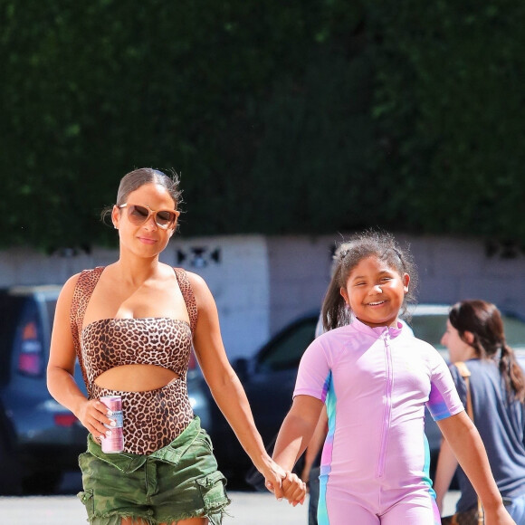 Exclusif - Christina Milian enceinte arrive avec sa fille Violet au Beignet Box Truck dans le quartier de Studio City à Los Angeles, le 30 août 2019.