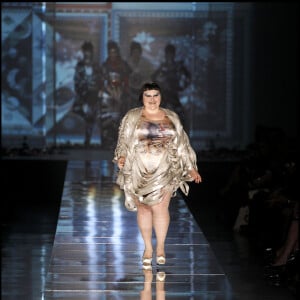 Beth Ditto au défilé de mode Jean Paul Gaultier lors de la collection printemps été 2011 à Paris.