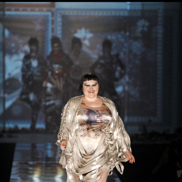 Beth Ditto au défilé de mode Jean Paul Gaultier lors de la collection printemps été 2011 à Paris.