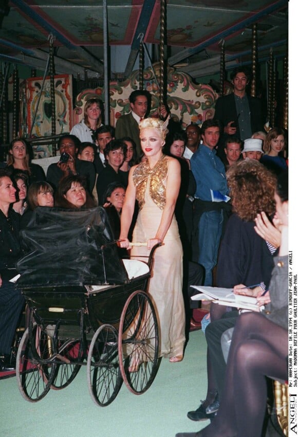 Madonna au défilé Jean Paul Gaultier pour la collection prêt à porter printemps été 1995, à Paris.