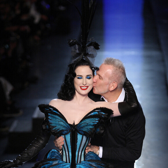 Dita Von Teese et Jean-Paul Gaultier pendant le défilé de la collection automne/hiver le 07 juillet 2010.