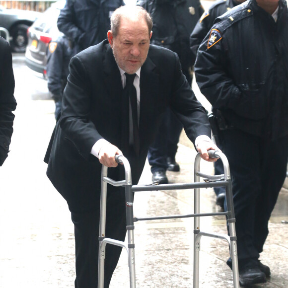 Harvey Weinstein arrive en déambulateur au tribunal pour son procès pour viol et agression sexuelle à New York le 16 janvier 2020.