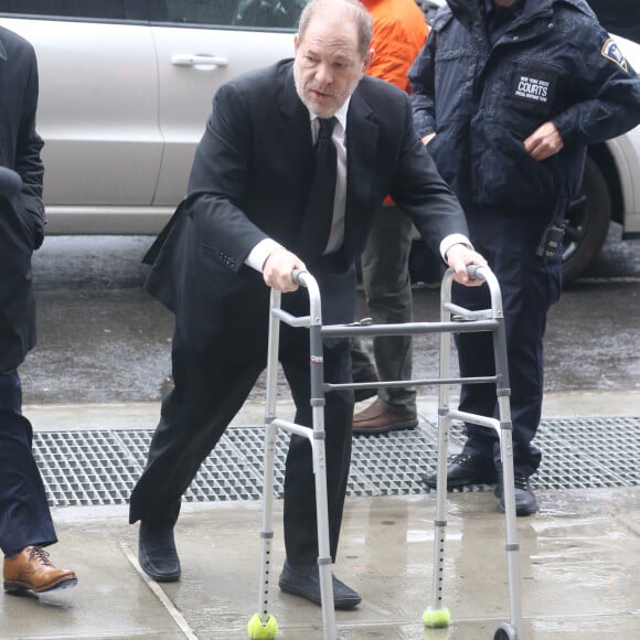 Harvey Weinstein arrive en déambulateur au tribunal pour son procès pour viol et agression sexuelle à New York le 16 janvier 2020.