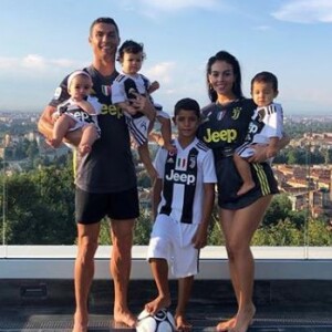 Cristiano Ronaldo pose avec sa compagne Georgina Rodriguez et ses quatre enfants Cristiano Jr, Mateo, Eva et Alana Martina. Tous sont aux couleurs de la Juventus de Turin. Instagram, le 21 août 2018.