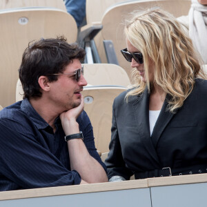 Virginie Efira et son compagnon Niels Schneider - Célébrités dans les tribunes des internationaux de France de tennis de Roland Garros à Paris, France, le 8 juin 2019. © Jacovides / Moreau/Bestimage