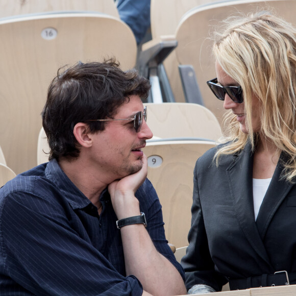 Virginie Efira et son compagnon Niels Schneider - Célébrités dans les tribunes des internationaux de France de tennis de Roland Garros à Paris, France, le 8 juin 2019. © Jacovides / Moreau/Bestimage