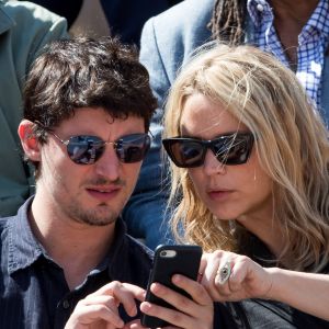 Virginie Efira et son compagnon Niels Schneider - Célébrités dans les tribunes des internationaux de France de tennis de Roland Garros à Paris, France, le 8 juin 2019. © Jacovides / Moreau/Bestimage