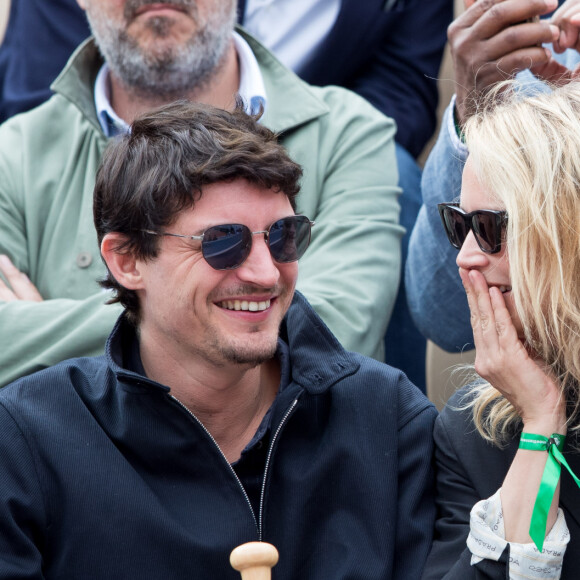 Virginie Efira et son compagnon Niels Schneider - Célébrités dans les tribunes des internationaux de France de tennis de Roland Garros à Paris, France, le 8 juin 2019. © Jacovides / Moreau/Bestimage