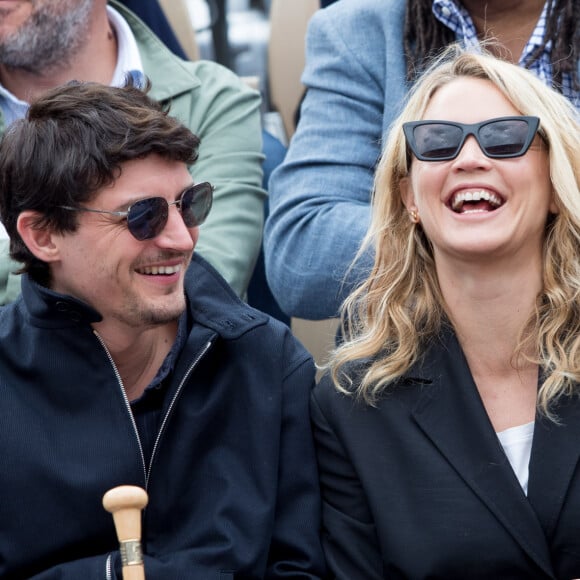 Virginie Efira et son compagnon Niels Schneider - Célébrités dans les tribunes des internationaux de France de tennis de Roland Garros à Paris, France, le 8 juin 2019. © Jacovides / Moreau/Bestimage