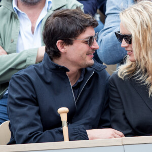 Virginie Efira et son compagnon Niels Schneider - Célébrités dans les tribunes des internationaux de France de tennis de Roland Garros à Paris, France, le 8 juin 2019. © Jacovides / Moreau/Bestimage