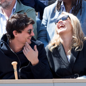 Virginie Efira et son compagnon Niels Schneider - Célébrités dans les tribunes des internationaux de France de tennis de Roland Garros à Paris, France, le 8 juin 2019. © Jacovides / Moreau/Bestimage