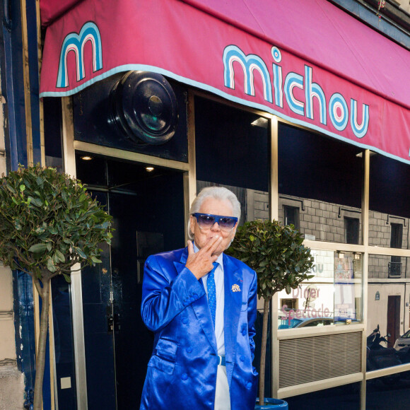 Michou au repas à l'occasion de la Saint Michel au restaurant, cabaret Chez Michou avec des spectacles d'artistes transformistes mélant rêve et illusion dans le cabaret aux tons bleus du célèbre Michou. Photo Maxime-Reynaud/APS Medias/ABACAPRESS.COM