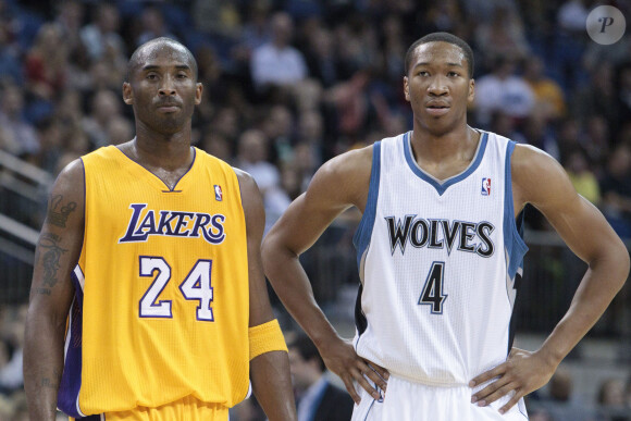 Kobe Bryant (Lakers) et Wesley Johnson (Wolves) lors du match de basket, Los Angeles Lakers / Minnesota Timberwolves aux NBA Europe Live. Le 4 octobre 2010.
