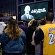 Les fans se recueillent devant le Staple Center pour rendre hommage au champion de basket américain Kobe Bryant mort à 41 ans dans un accident d'hélicoptère à Calabasas, Los Angeles, le 26 janvier 2020.