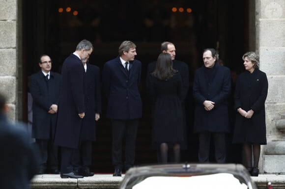 Le roi Felipe VI et la reine Letizia d'Espagne saluent Juan, Simoneta, Bruno, Beltran et Fernando Gomez Acebo lors de la messe en hommage à l'infante Pilar de Bourbon à Madrid, le 29 janvier 2020. La soeur de l'ancien roi d'Espagne est décédée le 8 janvier 2020.