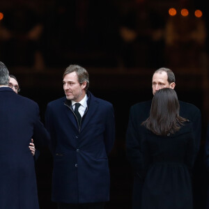 Le roi Felipe VI et la reine Letizia d'Espagne soutiennent Juan, Simoneta, Bruno, Beltran et Fernando Gomez Acebo, les enfants de la défunte, lors de la messe en hommage à l'infante Pilar de Bourbon à Madrid, le 29 janvier 2020. La soeur de l'ancien roi d'Espagne est décédée le 8 janvier 2020.