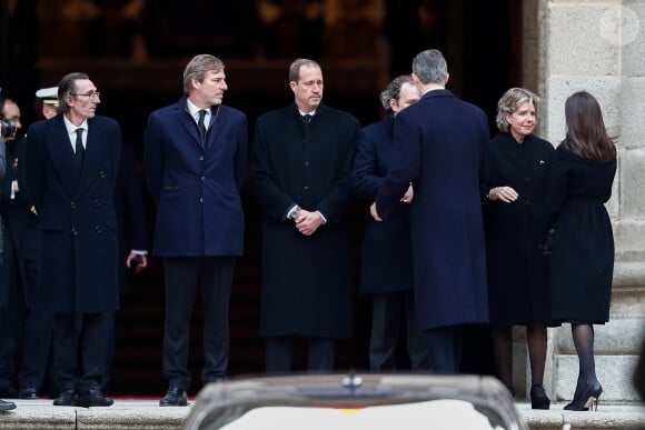 Le roi Felipe VI et la reine Letizia d'Espagne réconfortent Simoneta, Bruno, Beltran et Fernando Gomez Acebo lors de la messe en hommage à l'infante Pilar de Bourbon à Madrid, le 29 janvier 2020. La soeur de l'ancien roi d'Espagne est décédée le 8 janvier 2020.