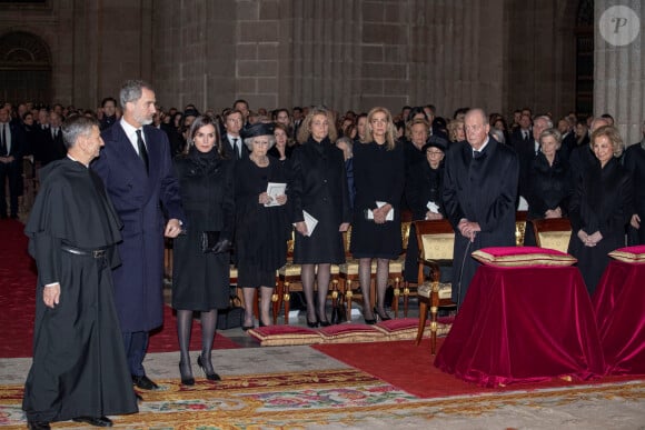 Le roi Felipe VI et la reine Letizia d'Espagne, la princesse Beatrix des Pays-Bas, l'infante Elena d'Espagne, l'infante Cristina, le roi Juan Carlos Ier et la reine Sofia lors de la messe en hommage à l'infante Pilar de Bourbon dans la basilique du monastère de l'Escurial à Madrid, le 29 janvier 2020. La soeur de l'ancien roi d'Espagne est décédée le 8 janvier 2020.