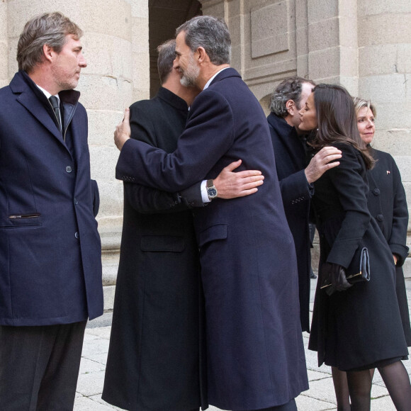 Le roi Felipe VI d'Espagne et la reine Letizia adressent leur soutien à Fernando, Luis, Bruno, Juan et Simoneta Gomez-Acebo, les enfants de la défunte, lors de la messe en hommage à l'infante Pilar de Bourbon dans la basilique du monastère de l'Escurial à Madrid, le 29 janvier 2020. La soeur de l'ancien roi d'Espagne est décédée le 8 janvier 2020.