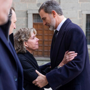 Le roi Felipe VI d'Espagne (ici avec Simoneta Gomez-Acebo) et la reine Letizia adressent leur soutien à Fernando, Luis, Bruno, Juan et Simoneta Gomez-Acebo, les enfants de la défunte, lors de la messe en hommage à l'infante Pilar de Bourbon dans la basilique du monastère de l'Escurial à Madrid, le 29 janvier 2020. La soeur de l'ancien roi d'Espagne est décédée le 8 janvier 2020.