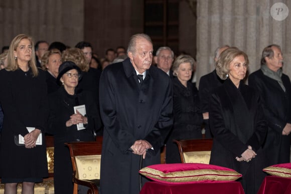 L'infante Cristina d'Espagne, le roi Juan Carlos Ier et la reine Sofia lors de la messe en hommage à l'infante Pilar de Bourbon dans la basilique du monastère de l'Escurial à Madrid, le 29 janvier 2020. La soeur de l'ancien roi d'Espagne est décédée le 8 janvier 2020.