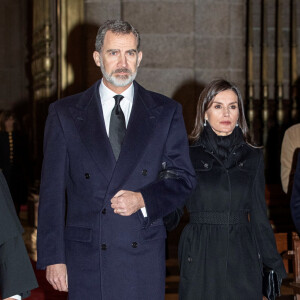 Le roi Felipe et la reine Letizia d'Espagne entrent dans la basilique pour la messe en hommage à l'infante Pilar de Bourbon au monastère de l'Escurial à Madrid, le 29 janvier 2020. La soeur de l'ancien roi d'Espagne est décédée le 8 janvier 2020.