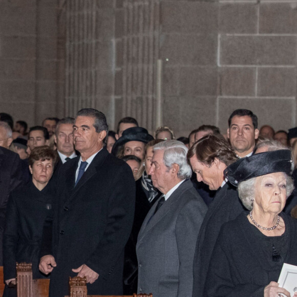 Le roi Felipe VI et la reine Letizia d'Espagne, la princesse Beatrix des Pays-Bas, l'infante Elena d'Espagne, l'infante Cristina, le roi Juan Carlos Ier et la reine Sofia lors de la messe en hommage à l'infante Pilar de Bourbon dans la basilique du monastère de l'Escurial à Madrid, le 29 janvier 2020. La soeur de l'ancien roi d'Espagne est décédée le 8 janvier 2020.