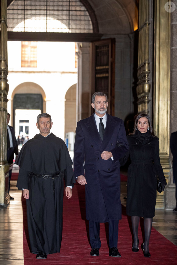 Le roi Felipe et la reine Letizia d'Espagne entrent dans la basilique pour la messe en hommage à l'infante Pilar de Bourbon au monastère de l'Escurial à Madrid, le 29 janvier 2020. La soeur de l'ancien roi d'Espagne est décédée le 8 janvier 2020.
